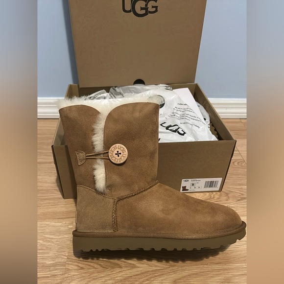 NEW NEVER WORN UGG BAILEY BUTTON II CHESTNUT - Picture 3 of 5